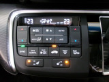 オートエアコンは左右席で独立温度コントロールが可能です。運転席はキンキンに冷やして助手席はマイルドにと言った設定が可能です。ポッカポカで心地よいシートヒーターも装備されています。