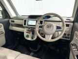 運転席まわりです。 各操作スイッチは使いやすい位置に配置されてます。