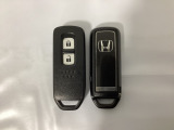 スマートキーを装備しています。鍵を差し込むことなくドアロックの開け閉めと、スタートボタン操作でのエンジンスタートができます。スペアキーも同じものを用意しております。
