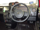 運転席まわりです。 各操作スイッチは使いやすい位置に配置されてます。