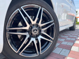 ●純正19インチアルミホイール:輸入車ならではの卓越した走りを支えるホイールと足回りです!日本車の走りに慣れている方にもぜひ体感して頂きたいほど、高いレベルでまとまっています!