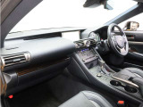 ■ウッドパネル ■アナログ時計(GPS時刻補正機構付) ■UVカットガラス ■スマートキー ■Fスポーツ専用ディンプル本革巻マルチファンクションステアリングホイール ■ステアリングホイールヒーター
