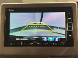 リバースギアに入れるだけで後方の表示へ切り替わります。夜間や雨の日の駐車も楽になりますよ。