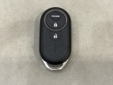 リモコンエンジンスターターを装備しています。操作キーはスマートキーも兼用しており、鍵を差し込むことなくドアロックの開け閉めと、スタートボタン操作でのエンジンスタートができます。