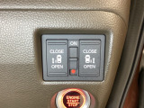 リアドアは乗り降りに便利な両側電動スライドドアです。また運転席に座っていながらスイッチ操作で自在にスライドドアを開け閉めできます。