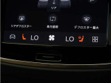 フロントシートには、シートヒーター&シートエアコンに加え、ステアリングホイール・ヒーターも装備。厳寒の地、北欧スウェーデン発祥のブランドならではのアイテムです。シートヒーターは後席にも装備しています。