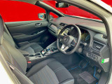 運転席も広々とゆったりしております。アームレストも装備しており快適にドライブしていただけます。寒冷地仕様で前・後席ヒーター付きシートです
