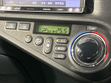【オートエアコン】一度お好みの温度に設定すれば、車内の温度を検知し風量や温度を自動で調整。暑い&hellip;寒い&hellip;と何度もスイッチ操作をする必要はありません。快適な車内空間には必須の機能ですね♪