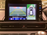マルチビューカメラシステム搭載車です。お車の周囲を全方位でカバーします。後方・前方・両脇と、コンディションが悪い視界でもカラーモニターに映し出した映像がドライバーをサポートします。