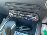 運転席&助手席にはシートヒーターはもちろんシートベンチレーションも備え暑い夏も寒い冬も快適、ステアリングヒーターもバッチリ◎