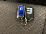 スマートキー付。キーを取り出さなくてもドアロックの施錠・開錠、エンジンの始動が出来ます。雨の日や荷物の多い日にとても便利ですね。