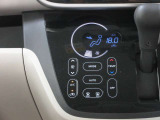 オートエアコンでお好みの温度になり、運転に集中できます。