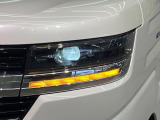 【LEDヘッドライト】悪天候や夜間走行時も良好な視界を確保し安心して運転できる高輝度LEDヘッドライトを装備!点灯速度が早く、消費電力も抑えられています。
