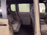 スライドドアだから、隣の車との距離が近い駐車場でも安心。チャイルドシートへの乗せ降ろしや、大きな荷物の積み込みもストレスなく行えます。