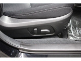 運転席パワーシート。シートリフター、前チルト、前後スライド、リクライニングの調整を電動化。最適なポジションを提供します。