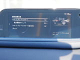 こちらのお車には先進安全装備が多数搭載されています。衝突被害を回避あるいは軽減するためのブレーキや、後方死角からの接近警報、車線逸脱を防止する警報装置など、詳しくはスタッフまでお尋ねください。