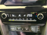 【オートエアコン】一度お好みの温度に設定すれば、車内の温度を検知し風量や温度を自動で調整。暑い&hellip;寒い&hellip;と何度もスイッチ操作をする必要はありません。快適な車内空間には必須の機能ですね♪