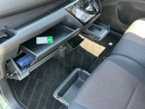 グローブボックスの他にも収納をご用意してます。車内をスッキリ見せることができます!