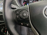 ステアリングには運転中でも簡単に操作できる各種スイッチついてます