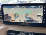 「インビジブルフードビュー」です。クルマの下が透けて見えるような映像の表示が可能です。