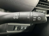 【オートライト】車のセンサーが周囲の明るさを感知し、自動でヘッドライトを点灯・消灯する機能です。この機能は夕暮れ時の交通事故が多い時間帯の安全性を高めてくれます。