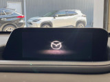 【8.8インチマツダコネクト】車内の雰囲気にマッチした大型のディスプレイ。スマホ接続でのナビ使用やBluetooth再生等、様々な機能が楽しめます。直感的なダイヤル操作が可能で、使い勝手も良好です。