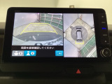 バックギアに入れますとご覧のような画像に自動的に切り替わります。車庫入れ時に役立ちます。