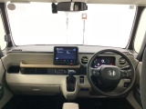 フロントガラスが大きく、ワイドな視界で運転もしやすくなるように設定されています。