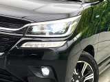 【LEDヘッドライト】悪天候や夜間走行時も良好な視界を確保し安心して運転できる高輝度LEDヘッドライトを装備!点灯速度が早く、消費電力も抑えられています。