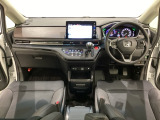車内は光触媒抗菌消臭施工済です。スタイリッシュなデザインでスポーティなインパネ周りを演出します。グローブボックスやカップホルダーのほかにトレーなどたくさんの収納スペースが付いています。