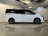 運転席側も電動のスライドドアとなってます。乗り降りや荷物の出し入れが楽になり便利です。