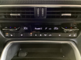 温度の設定のみで快適な風量やモードなどを自動調整してくれるフルオートエアコンを装備!