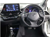 見通しのよいすっきりとした視界で、誰でも運転しやすいです。運転のしやすさは疲れにくさにも繋がりますよ♪