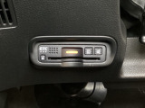 ハンドルの左下にETCがついています。高速道路の料金所の通過も楽々です!。 カードの取り出しもしやすい場所についています。