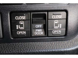 スライドドアの開閉は、ドアハンドルはもちろん運転席からのスイッチ操作でも可能です。お子様の送迎時の乗り降りも一段と楽になります。