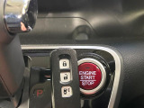 【Hondaスマートキー】カバンやポケットに入れたままでもドアの施錠・解錠が可能なスマートキーを装備。エンジンのオン・オフ時もカギを取り出す必要が無いからとっても便利です♪