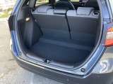 コンパクトサイズながら広い荷室スペースを確保。日常使いからレジャーまで幅広く対応できます。