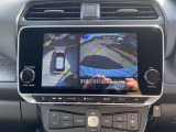 上からまる見え!アラウンドビューモニターの画像です。純正ナビに映してあります。お車を真上から見たような映像をミラーやナビ画面に映し出す事によって、車両の周囲を確認し、駐車時や発進時の運転をサポート。