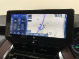 【SDナビゲーションシステム+JBLプレミアムサウンドシステム】12.3インチの大型ナビ!トヨタマルチオペレーションタッチの採用により、横長の画面を2分割する形で、画面を見やすく表示します。