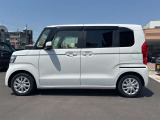 乗り降りのイメージが湧く左側面。ドア面の通りやスライド有無、小キズの出やすい部分も確認◎。