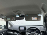 ミラー付きのサンバイザーが装備されています!