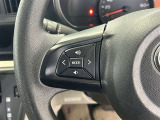 運転中、オーディオの操作をしてて、ハッとしたことはありませんか?ステアリングスイッチは、運転中でもハンドルでオーディオの操作が可能です。安全なドライブをサポートします。