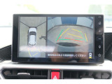 バックギアに入れるとバックカメラの映像がナビに映ります。障害物までの距離もわかりやすいです。