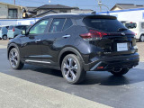 車線逸脱警報、車両が車線をはみ出す可能性がある場合に警報音と警告表示でドライバーに知らせてくれます。