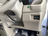 燃費をよくするECON、横滑りを防ぐVSAなどのスイッチは、運転席の右側、手の届きやすい位置にあります。