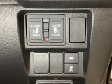 リアドアは乗り降りに便利な両側電動スライドドアです。また運転席に座っていながらスイッチ操作で自在にスライドドアを開け閉めできます。またHondaセンシング用のVSA解除スイッチも装備しています。