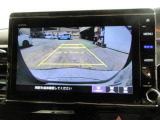 バックカメラの画像です。ガイドラインがスムースな車庫入れをサポートいたします。車庫入れの安心感がアップしますね。