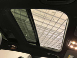 パノラミックルーフで明るい車内と開放感あるドライブをお楽しみいただけます。