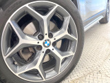 ●純正18インチアルミホイール:輸入車ならではの卓越した走りを支えるホイールと足回りです!日本車の走りに慣れている方にもぜひ体感して頂きたいほど、高いレベルでまとまっています!