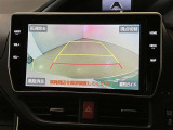 バックガイドモニターで、後方を確認しながら安心して駐車することができます。運転初心者も熟練者も必須の機能ですよ!